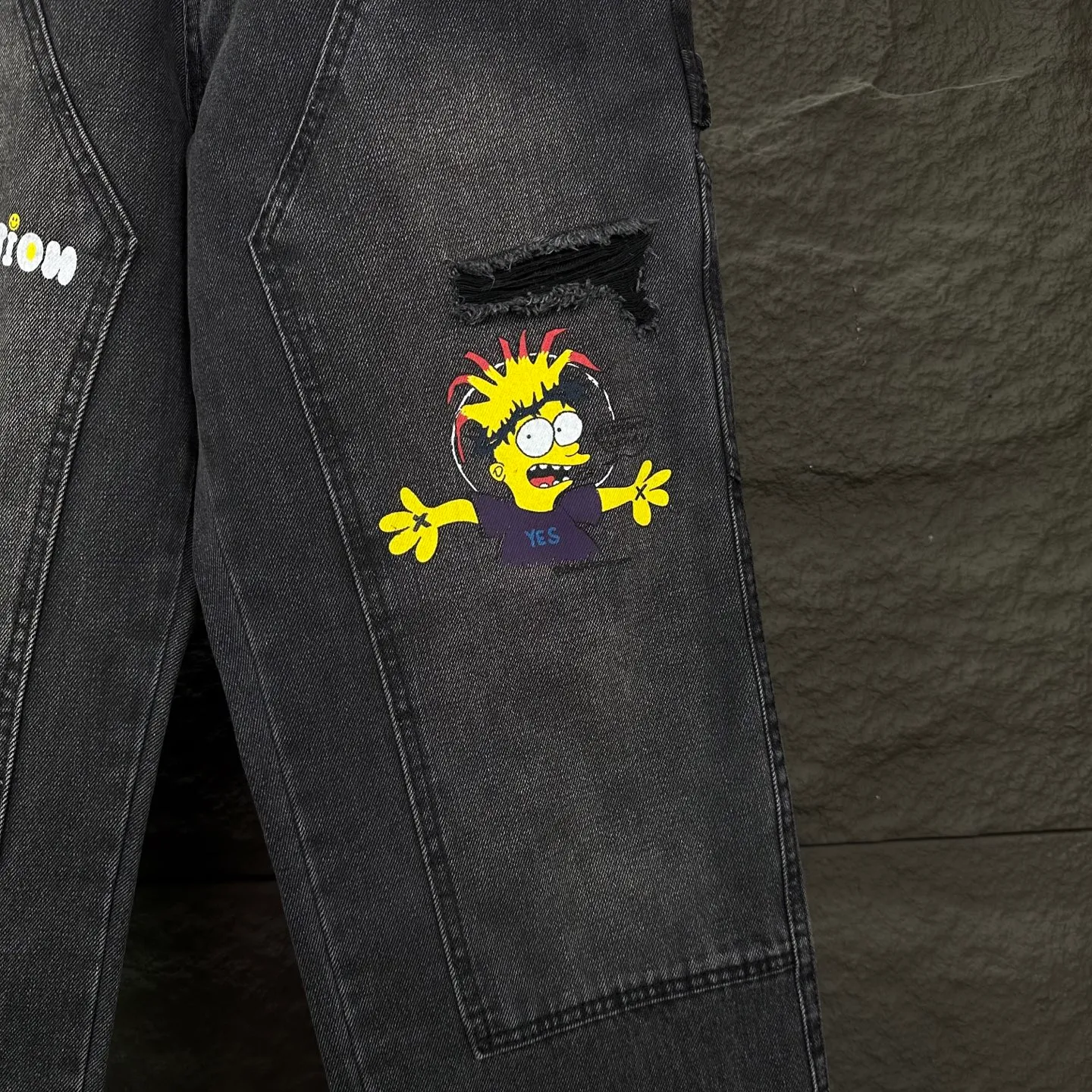 Carhartt 2025 New Arrival Simpson ripped multi-pocket logging workwear couple's washed jeans High version High version Top ceiling Quality Styles with different washed textures are very friendly to people with thin legs and thick legs. The straight version is very flattering to the leg shape. Moderate length that never goes out of style, easy to match with casually, basic styling for various styles, a must-have in the wardrobe! The fabric is stiff but also makes the upper body soft without losing texture. The washing process is even more perfect. It is a must-have item for everyone! ! ! Washed wheat, hang tag, pants label, three labels complete Color: washed black Size: 28, 30, 32, 34, 36 (five sizes)